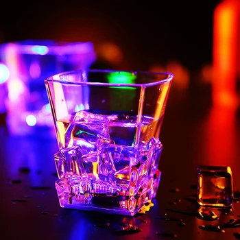 LED Flashing Krāsa mainās Ūdens Aktivizēts Alus Viskijs Cup Krūze Puse Bāra Piederumi jauki