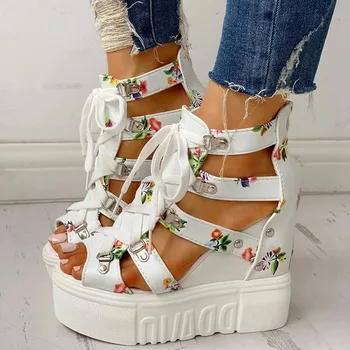 Ir 2021. karstā pārdošanas sieviešu vasaras sandales ziedu ķīlis papēži pāri-tie paaugstinātu modes ikdienas apavi dāmas vairumtirdzniecība